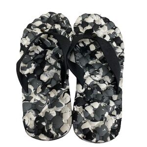 Farwest - Gray Camo Flip Flop - NWOT - Size 9